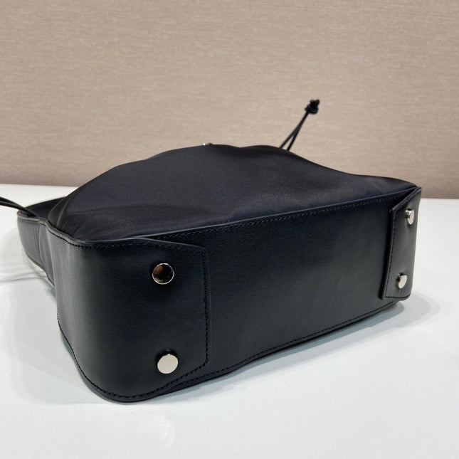 SMALL DRAWSTRING BAG 23 IN BLACK RE-NYLON