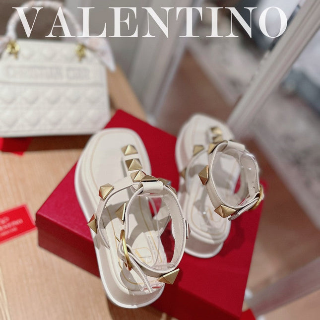 ROCKSTUD THONG SANDALS IN WHITE CALFSKIN