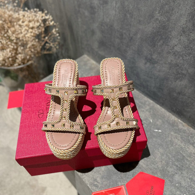 ROCKSTUD LAMINATED NAPPA WEDGE SANDAL 100 MM ROSE BROWN