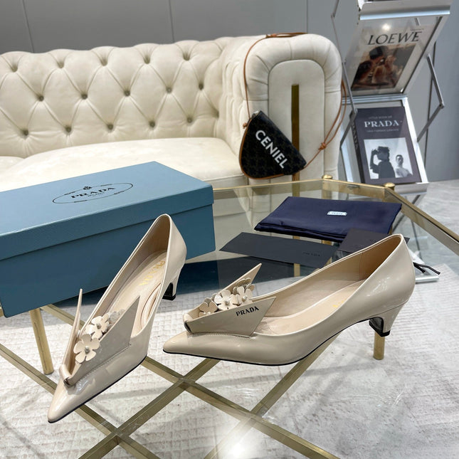 MEDIUM HEEL PUMPS IN BEIGE PATENT CALFSKIN ATTACHED CREATIVE FLOWERS