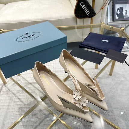 MEDIUM HEEL PUMPS IN BEIGE PATENT CALFSKIN ATTACHED CREATIVE FLOWERS