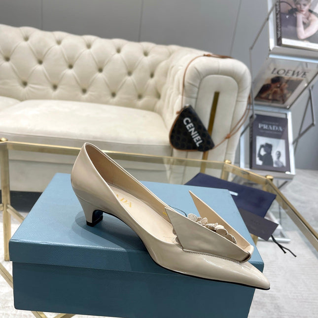 MEDIUM HEEL PUMPS IN BEIGE PATENT CALFSKIN ATTACHED CREATIVE FLOWERS