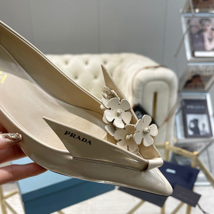 MEDIUM HEEL PUMPS IN BEIGE PATENT CALFSKIN ATTACHED CREATIVE FLOWERS