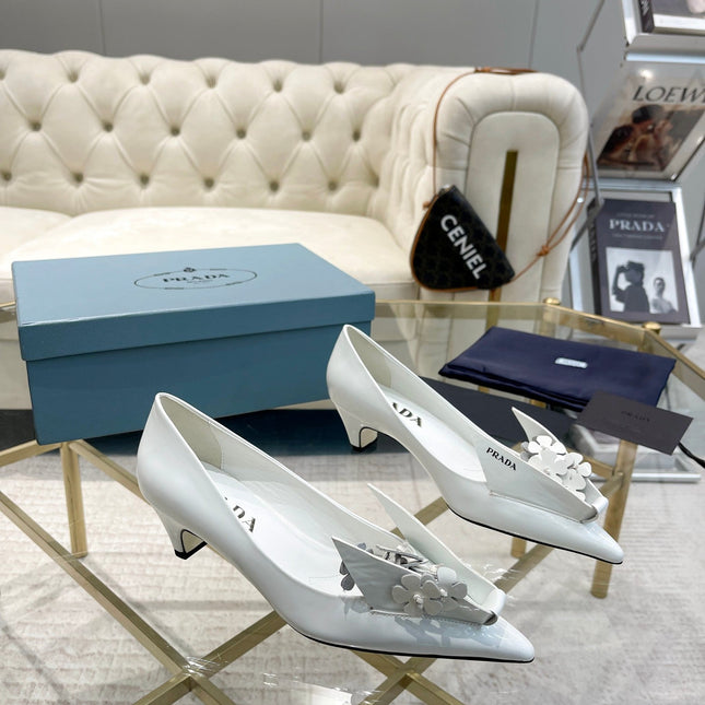 MEDIUM HEEL PUMPS IN WHITE PATENT CALFSKIN ATTACHED CREATIVE FLOWERS