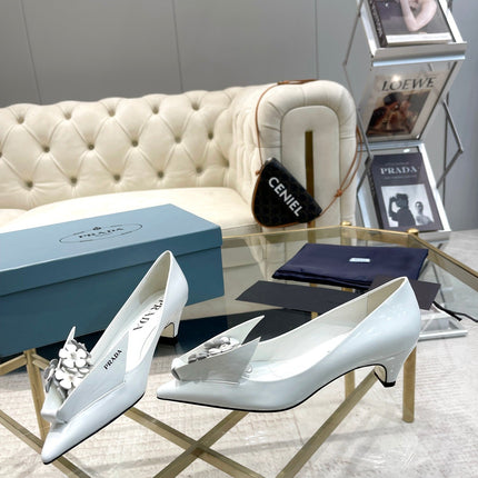 MEDIUM HEEL PUMPS IN WHITE PATENT CALFSKIN ATTACHED CREATIVE FLOWERS