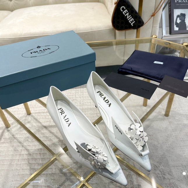 MEDIUM HEEL PUMPS IN WHITE PATENT CALFSKIN ATTACHED CREATIVE FLOWERS