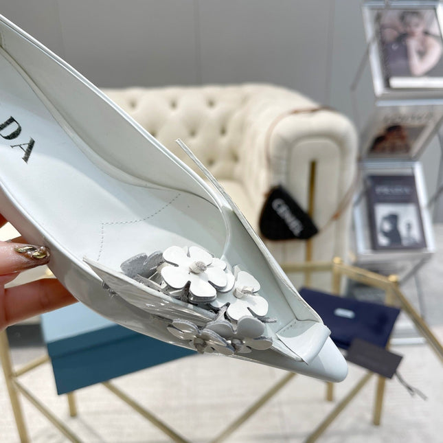 MEDIUM HEEL PUMPS IN WHITE PATENT CALFSKIN ATTACHED CREATIVE FLOWERS
