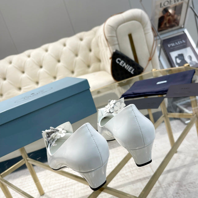 MEDIUM HEEL PUMPS IN WHITE PATENT CALFSKIN ATTACHED CREATIVE FLOWERS