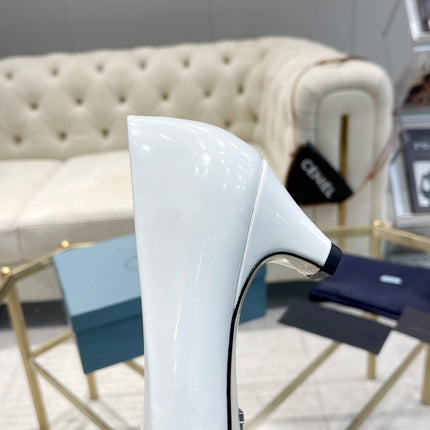 MEDIUM HEEL PUMPS IN WHITE PATENT CALFSKIN ATTACHED CREATIVE FLOWERS