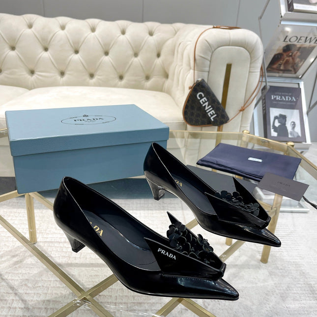 MEDIUM HEEL PUMPS ATTACHED CREATIVE FLOWERS IN BLACK PATENT CALFSKIN