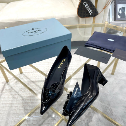 MEDIUM HEEL PUMPS ATTACHED CREATIVE FLOWERS IN BLACK PATENT CALFSKIN