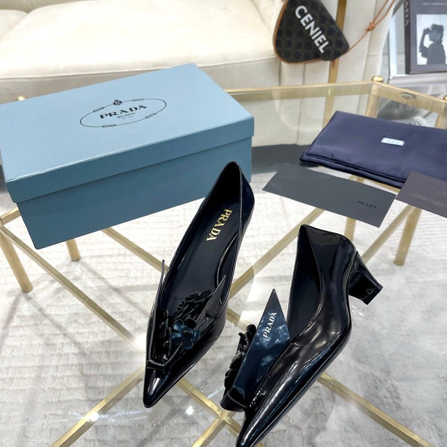 MEDIUM HEEL PUMPS ATTACHED CREATIVE FLOWERS IN BLACK PATENT CALFSKIN