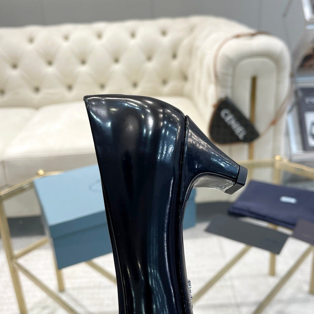 MEDIUM HEEL PUMPS ATTACHED CREATIVE FLOWERS IN BLACK PATENT CALFSKIN