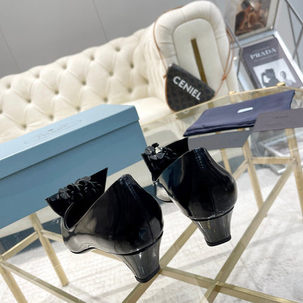 MEDIUM HEEL PUMPS ATTACHED CREATIVE FLOWERS IN BLACK PATENT CALFSKIN