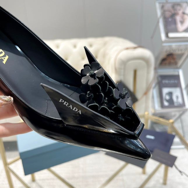 MEDIUM HEEL PUMPS ATTACHED CREATIVE FLOWERS IN BLACK PATENT CALFSKIN