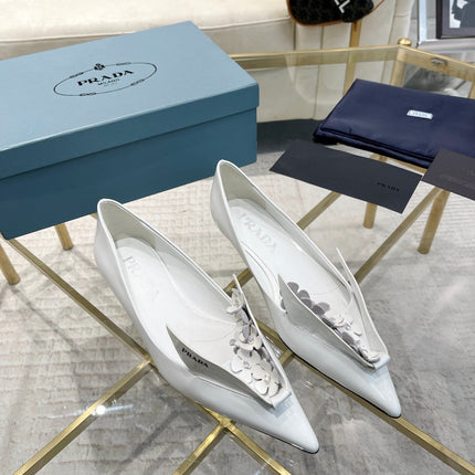 BALLET FLATS ATTACHED CREATIVE FLOWERS IN WHITE PATENT CALFSKIN