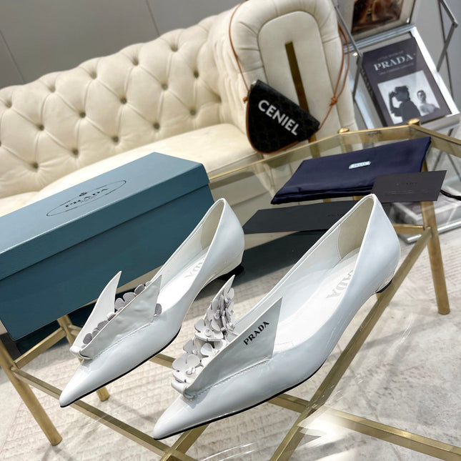 BALLET FLATS ATTACHED CREATIVE FLOWERS IN WHITE PATENT CALFSKIN