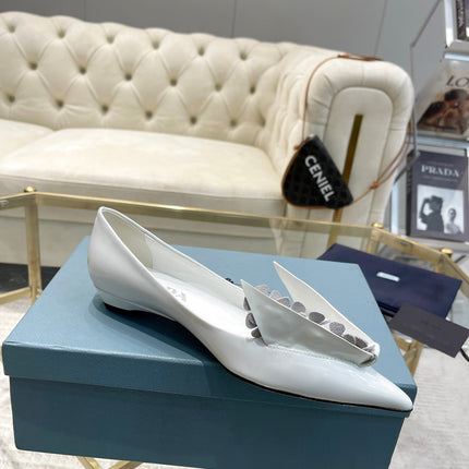 BALLET FLATS ATTACHED CREATIVE FLOWERS IN WHITE PATENT CALFSKIN