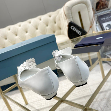 BALLET FLATS ATTACHED CREATIVE FLOWERS IN WHITE PATENT CALFSKIN