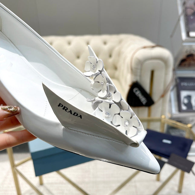 BALLET FLATS ATTACHED CREATIVE FLOWERS IN WHITE PATENT CALFSKIN