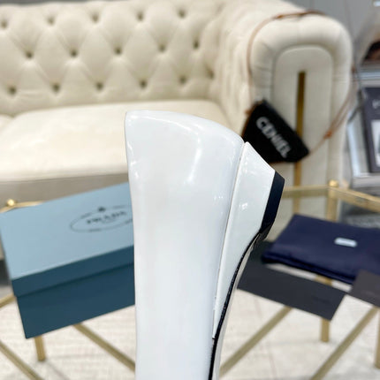 BALLET FLATS ATTACHED CREATIVE FLOWERS IN WHITE PATENT CALFSKIN