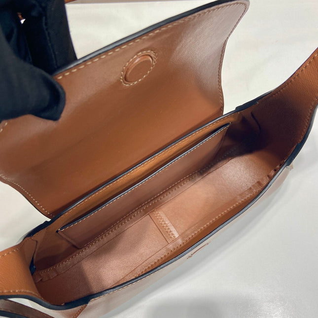 FLAP BAG 25 IN CINNAMON BROWN SMOOTH CALFSKIN TRIANGLE LOGO