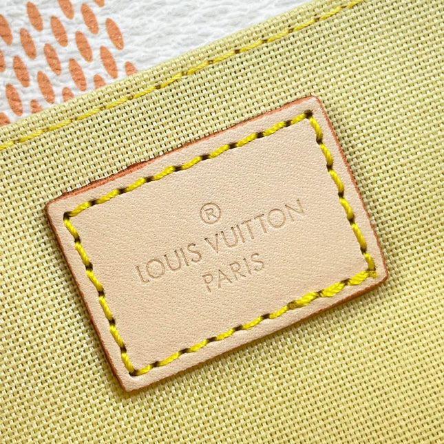 POCHETTE MÉTIS EAST WEST 21 IN PEACH DAMIER GIANT CANVAS GOLD HARDWARE