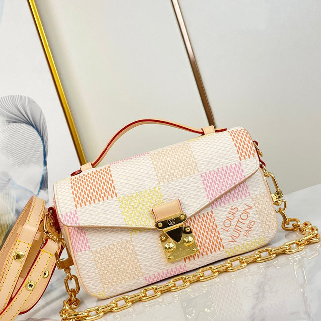 POCHETTE MÉTIS EAST WEST 21 IN PEACH DAMIER GIANT CANVAS GOLD HARDWARE