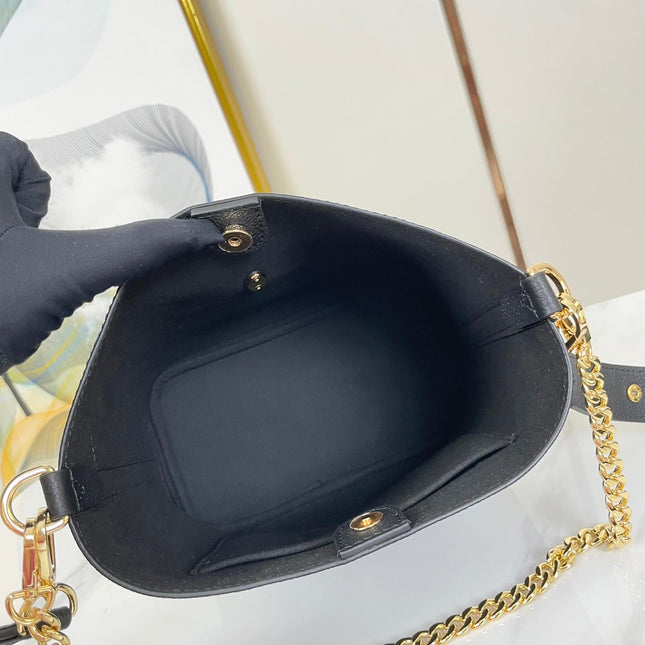 LOCK AND WALK 20 IN BLACK GRAINED CALFSKIN GOLD HARDWARE