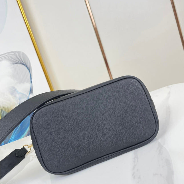 LOCK AND WALK 20 IN BLACK GRAINED CALFSKIN GOLD HARDWARE