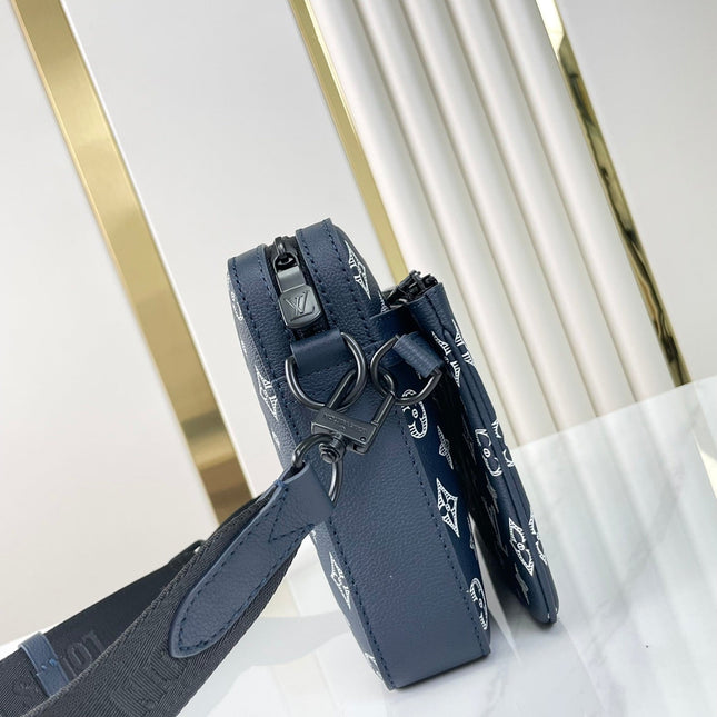 TRIO MESSENGER 25 IN PRUSSIAN BLUE MONOGRAM SHADOW CALFSKIN