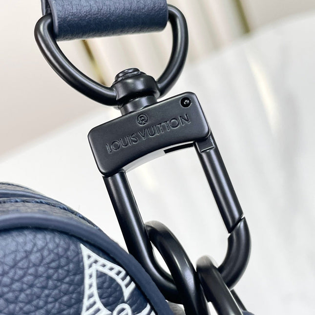 TRIO MESSENGER 25 IN PRUSSIAN BLUE MONOGRAM SHADOW CALFSKIN