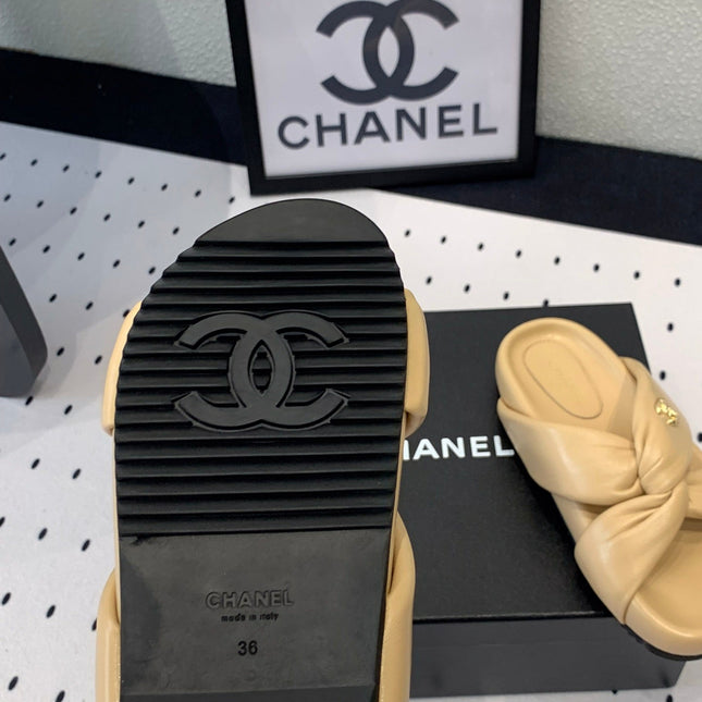 TWISTED SLIPPERS IN DARK CREAM LAMBSKIN