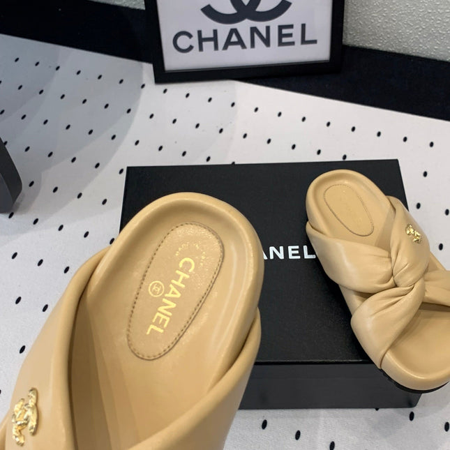 TWISTED SLIPPERS IN DARK CREAM LAMBSKIN