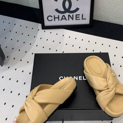 TWISTED SLIPPERS IN DARK CREAM LAMBSKIN