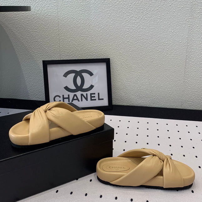 TWISTED SLIPPERS IN DARK CREAM LAMBSKIN