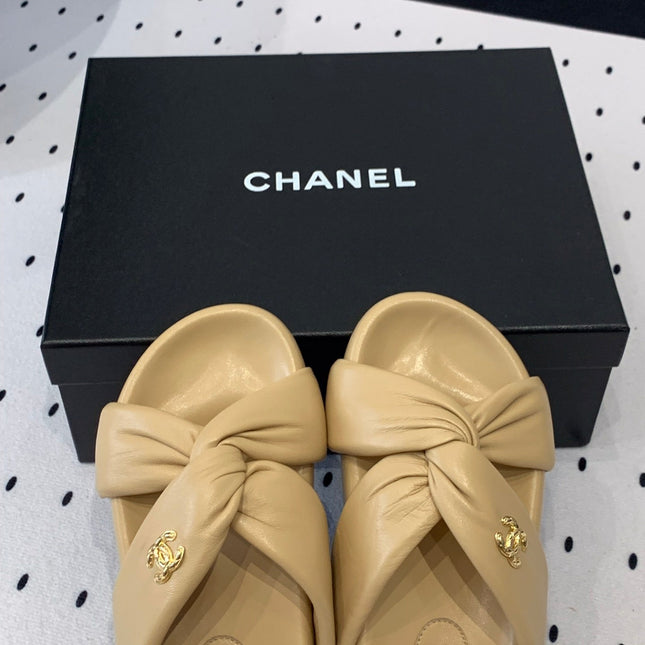 TWISTED SLIPPERS IN DARK CREAM LAMBSKIN