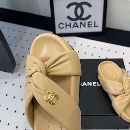 TWISTED SLIPPERS IN DARK CREAM LAMBSKIN