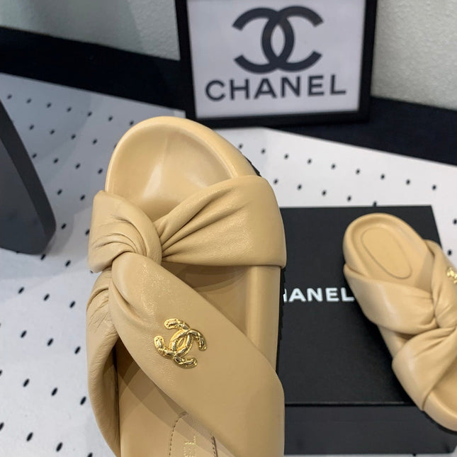 TWISTED SLIPPERS IN DARK CREAM LAMBSKIN