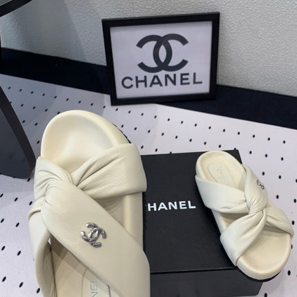 TWISTED SLIPPERS IN WHITE LAMBSKIN