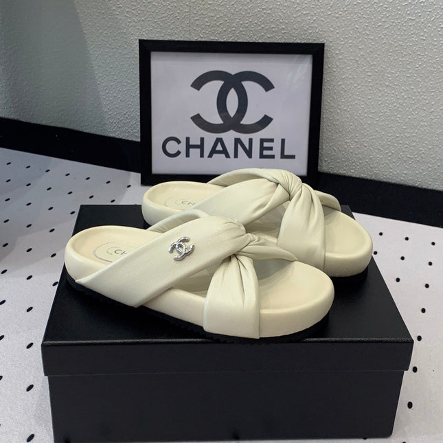 TWISTED SLIPPERS IN WHITE LAMBSKIN