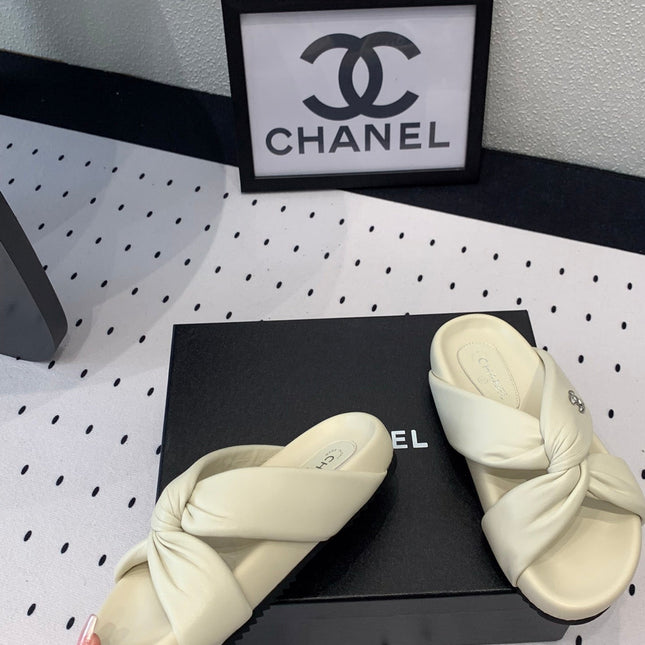 TWISTED SLIPPERS IN WHITE LAMBSKIN