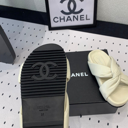 TWISTED SLIPPERS IN WHITE LAMBSKIN