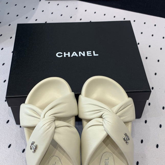 TWISTED SLIPPERS IN WHITE LAMBSKIN