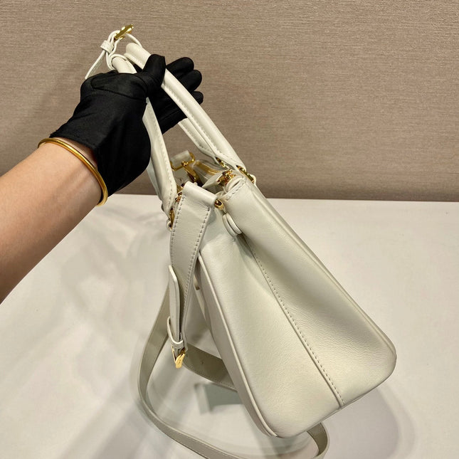MEDIUM GALLERIA BAG 28 IN WHITE SMOOTH CALFSKIN GOLD HARDWARE
