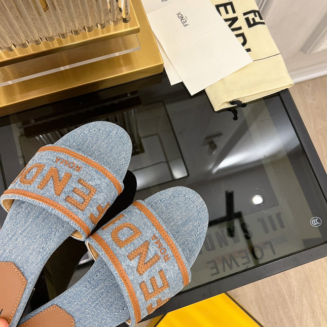 FENDI BAGUETTE SIGNATURE SLIDE IN LIGHT BLUE DENIM AND BROWN CALFSKIN