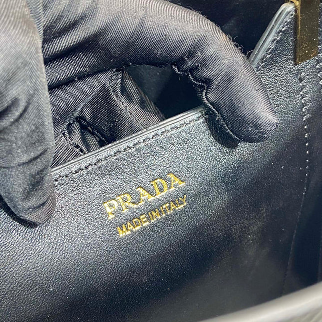 BUCKET BAG 23 IN BLACK SAFFIANO LEATHER