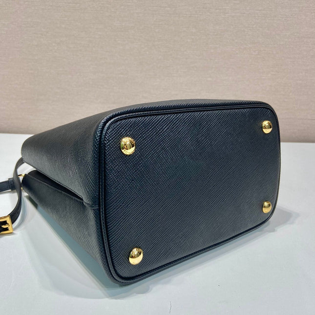 BUCKET BAG 23 IN BLACK SAFFIANO LEATHER