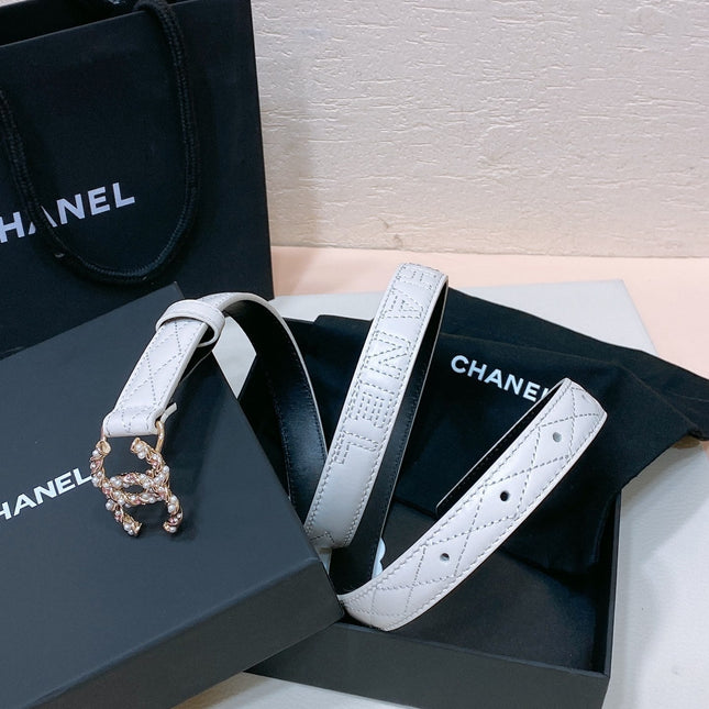 CC BELT 20MM IN WHITE EMBROIDERED CALFSKIN GOLD HARDWARE ATTACH PEARL
