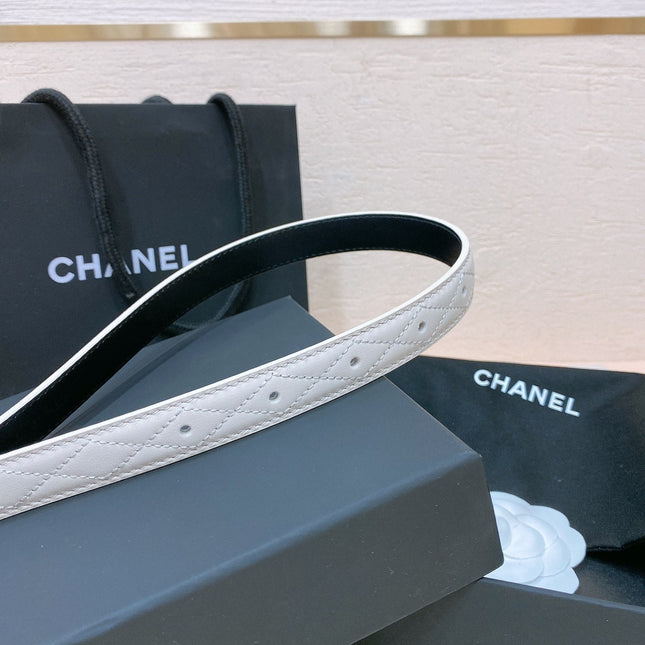 CC BELT 20MM IN WHITE EMBROIDERED CALFSKIN GOLD HARDWARE ATTACH PEARL